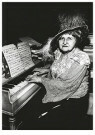 Arlene Gottfried (1950-2017)  - 
Elaine Roberts at the piano,1979 -
Postcard - 
QB3427-1